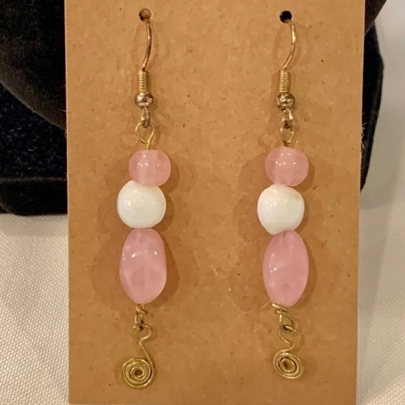 Jewelry - 💐5/25 gold tone pink stone white glass bead long dangle drop